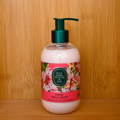 Set Equilibrio Floral & Nutritivo – Loción de Cerezo Japonés & Macadamia